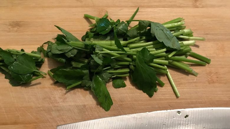 辣炒香干水芹菜,洗净之后如图所示,切成寸段