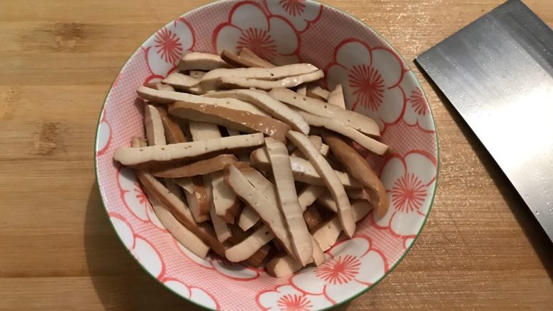 辣炒香干水芹菜,全部切好,控干水分,备用