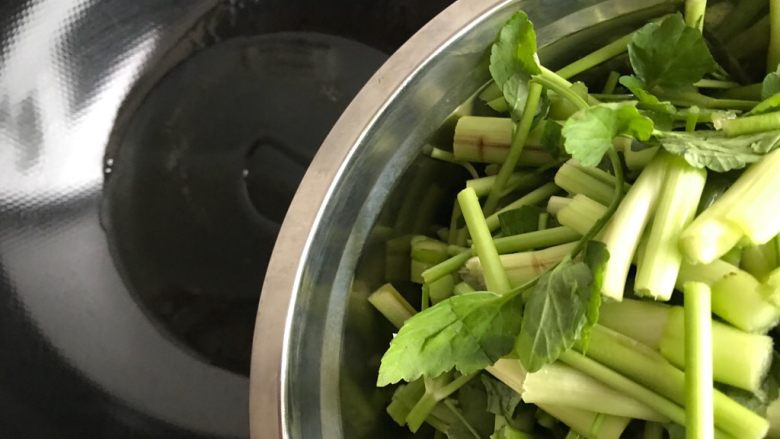 辣炒香干水芹菜,油七分热时,下水芹菜,翻炒