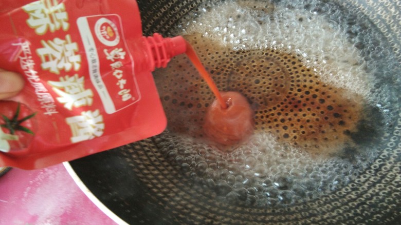 韩式辣炒年糕,炙手可热的小吃,最后倒入<a style='color:red;display:inline-block;' href='/shicai/ 814'>蒜蓉辣酱</a>。