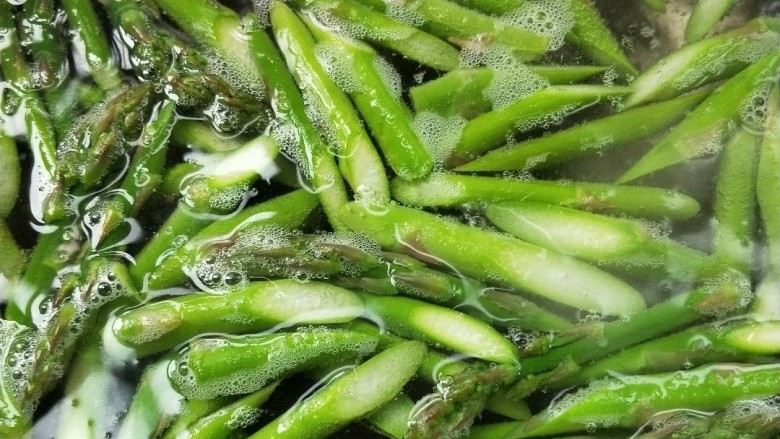 芦笋炒腊肠,水烧开放适量盐,放芦笋焯烫一下。