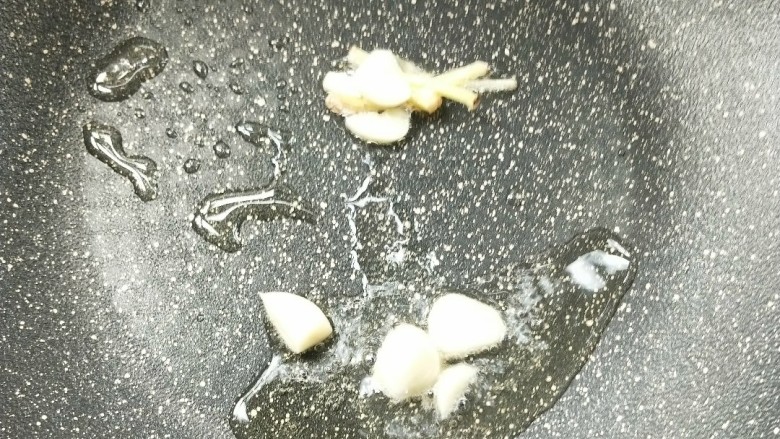 芦笋炒腊肠,起油锅,放少许姜丝蒜末。