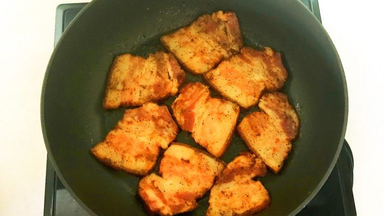 苦菊卷黑椒腊肉,煎至底面面色就翻面