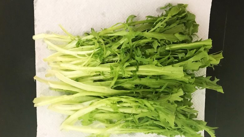 苦菊卷黑椒腊肉,把苦菊放在厨房用纸上面