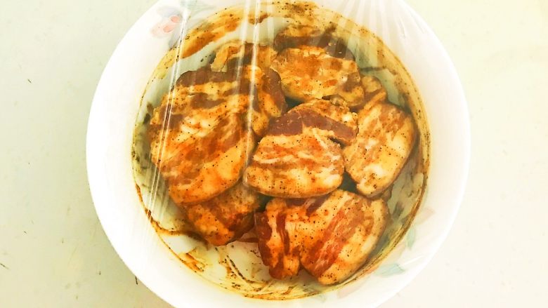 苦菊卷黑椒腊肉,盖上保鲜膜,腌制60分钟