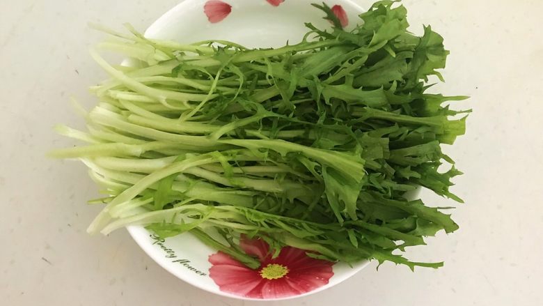 苦菊卷黑椒腊肉,<a style='color:red;display:inline-block;' href='/shicai/ 3320'>苦菊</a>清洗干净