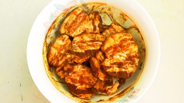 苦菊卷黑椒腊肉,充分调匀
