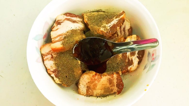 苦菊卷黑椒腊肉,加入1勺<a style='color:red;display:inline-block;' href='/shicai/ 721'>蚝油</a>