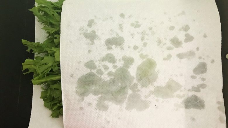 苦菊卷黑椒腊肉,用厨房纸吸去多余的水分,把苦菊放入盘底