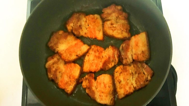 苦菊卷黑椒腊肉,煎至两面微红,白肉部分透明就熟了