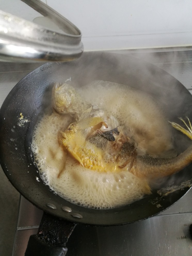 红烧黄花鱼,大火炖10分钟,改小火再炖15分钟,收汤