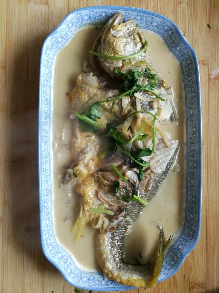 红烧黄花鱼,出锅装盘,撒上香菜或者韭菜沫