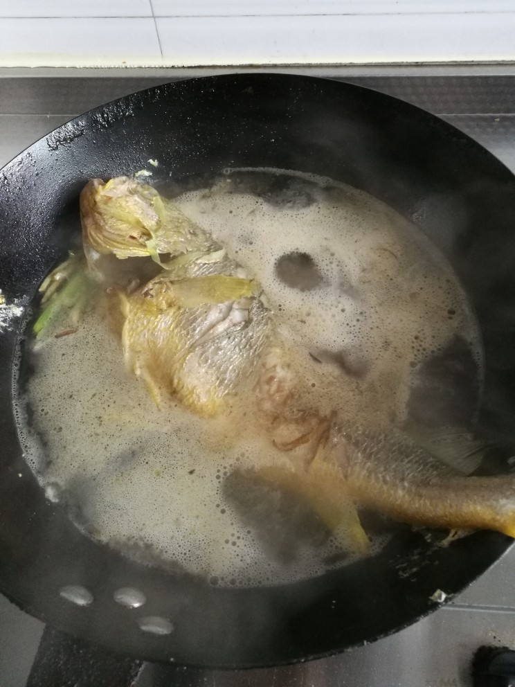 红烧黄花鱼,添加开水,以没鱼身为准,加少许醋、料酒、根据口味添加糖盐