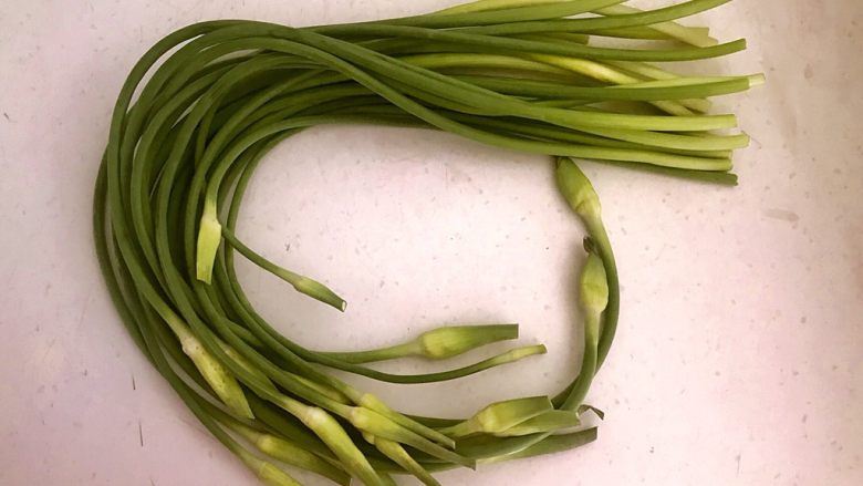 5分钟快手菜 腊肠炒蒜台,蒜台