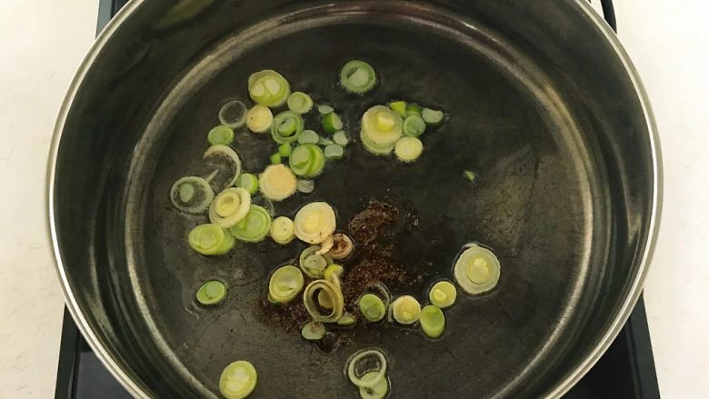 5分钟快手菜 腊肠炒蒜台,锅烧热后加入大豆色拉油,油热后加入花椒粉,加入葱花炒出香味