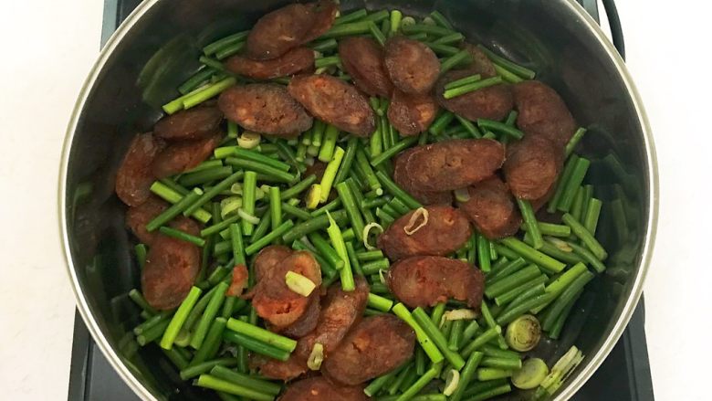 5分钟快手菜 腊肠炒蒜台,翻炒2分钟