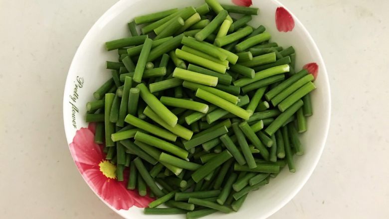 5分钟快手菜 腊肠炒蒜台,把蒜台切成小段