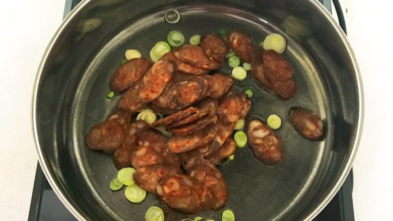 5分钟快手菜 腊肠炒蒜台,加入腊肠,翻炒均匀
