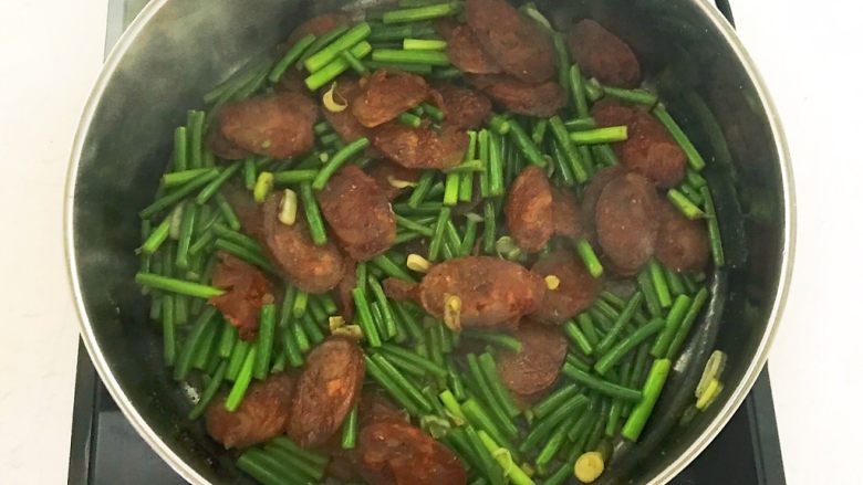 5分钟快手菜 腊肠炒蒜台,翻炒均匀即可