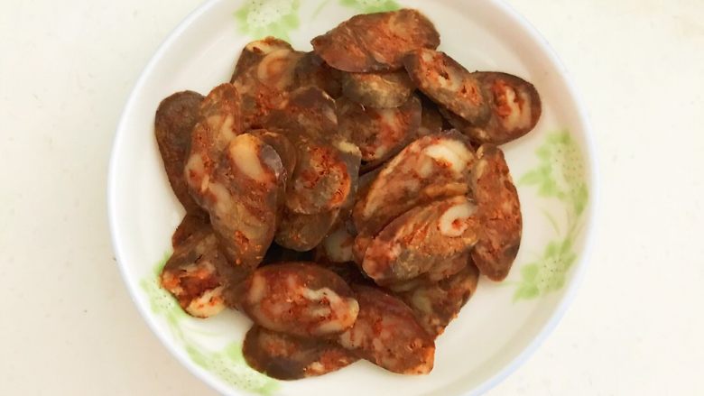 5分钟快手菜 腊肠炒蒜台,把腊肠切成小片