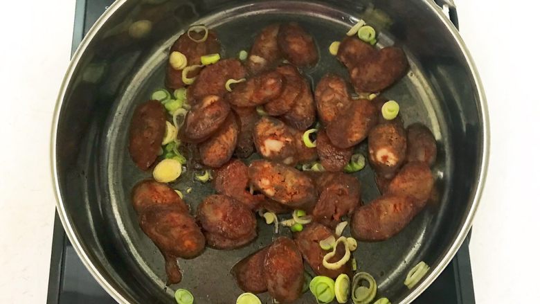 5分钟快手菜 腊肠炒蒜台,炒至2分钟腊肠变色