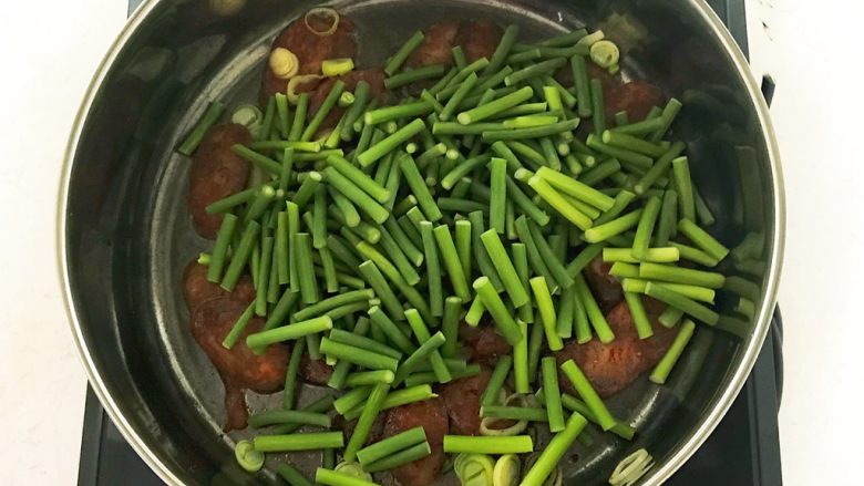 5分钟快手菜 腊肠炒蒜台,加入蒜台