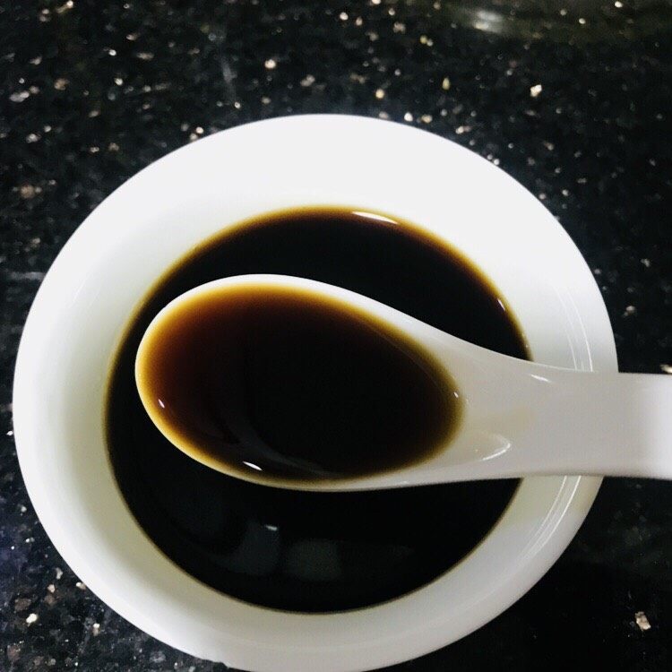 简易家常糖醋排骨,<a style='color:red;display:inline-block;' href='/shicai/ 718'>料酒</a>一匙，<a style='color:red;display:inline-block;' href='/shicai/ 715'>白醋</a>一匙，<a style='color:red;display:inline-block;' href='/shicai/ 692'>酱油</a>两匙，白砂糖三匙，<a style='color:red;display:inline-block;' href='/shicai/ 750'>陈醋</a>四匙，<a style='color:red;display:inline-block;' href='/shicai/ 156925'>水</a>七匙，一起混合均匀