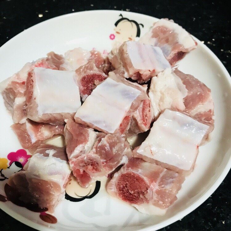 简易家常糖醋排骨,排骨泡水半小时，把血腥味泡走，然后捞出