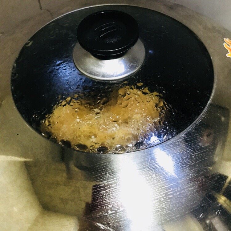 简易家常糖醋排骨,加盖煮，途中时不时要打开翻一下下