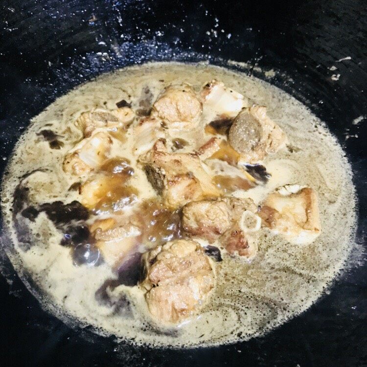 简易家常糖醋排骨,然后把刚才那碗酱料倒入