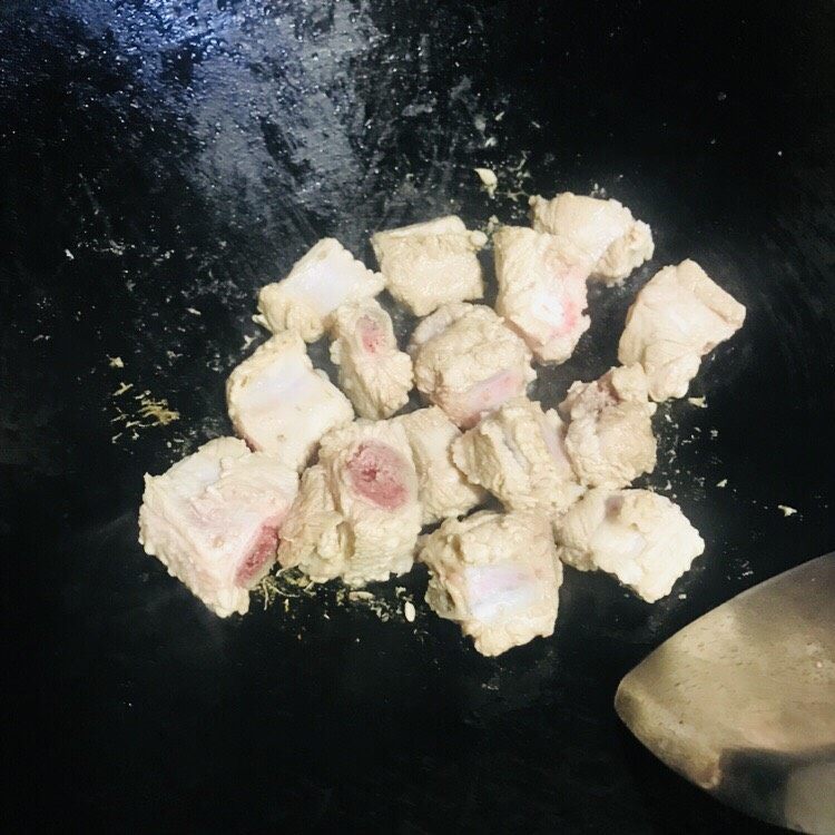 简易家常糖醋排骨,不给油下锅渍干水份