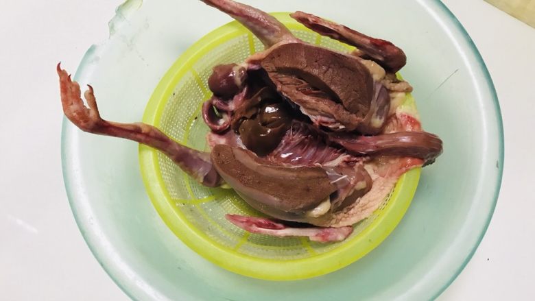 红酒烤乳鸽,鸽子洗干净,晾干
