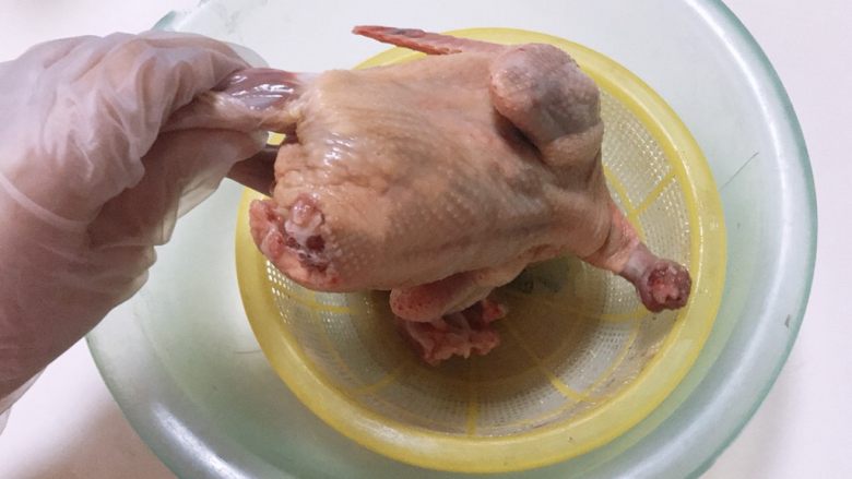 红酒烤乳鸽,用牙签戳洞,利于之后腌制