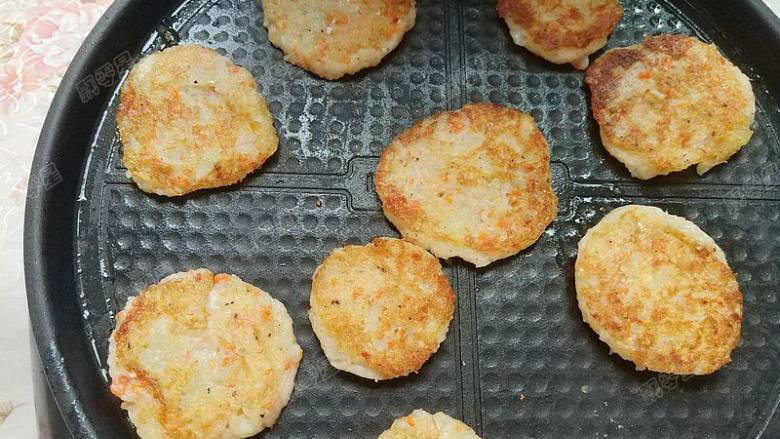 土豆鳕鱼饼,定型后翻面,烙至两面金黄即可