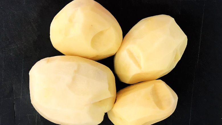 杂蔬玉米土豆泥,土豆削皮,清洗干净