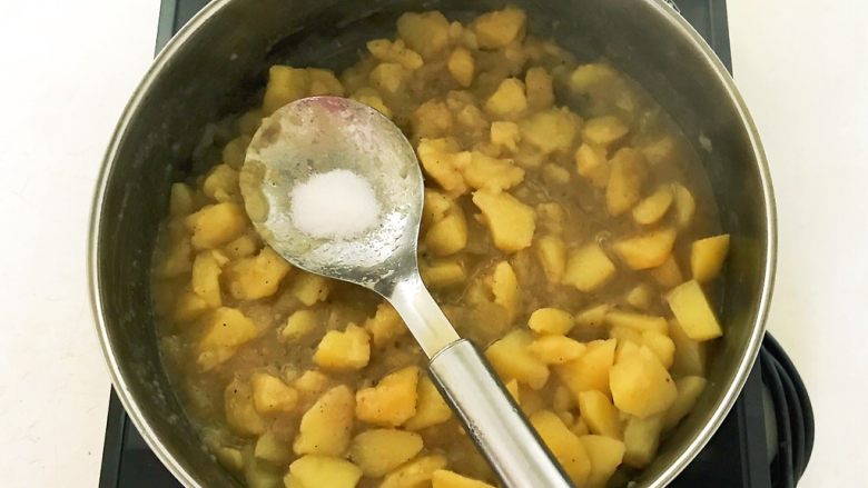 杂蔬玉米土豆泥,加入精盐,调匀