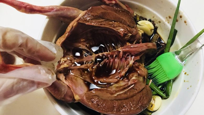 红酒烤乳鸽,翻过身来,肚子里也有刷均匀哦(我这边时间充足,过会就刷一遍)