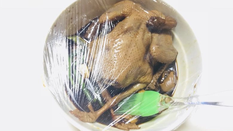 红酒烤乳鸽,我陆陆续续刷了两个小时😂,包上保鲜膜,冰箱冷藏过夜(这时隐约还有红酒🍷淡淡的香味,主要已经变成主酱汁味道,别提多香了)