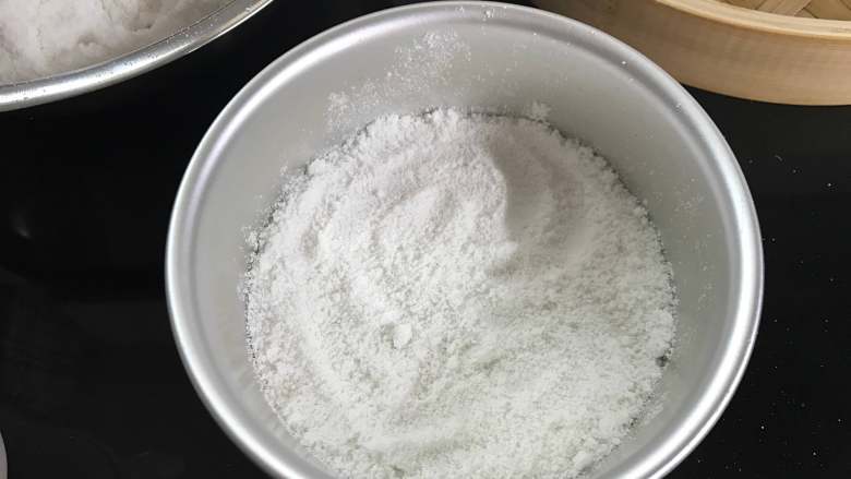 米蛋糕,在模具中洒上一层过了筛的粉,要均匀、平整。