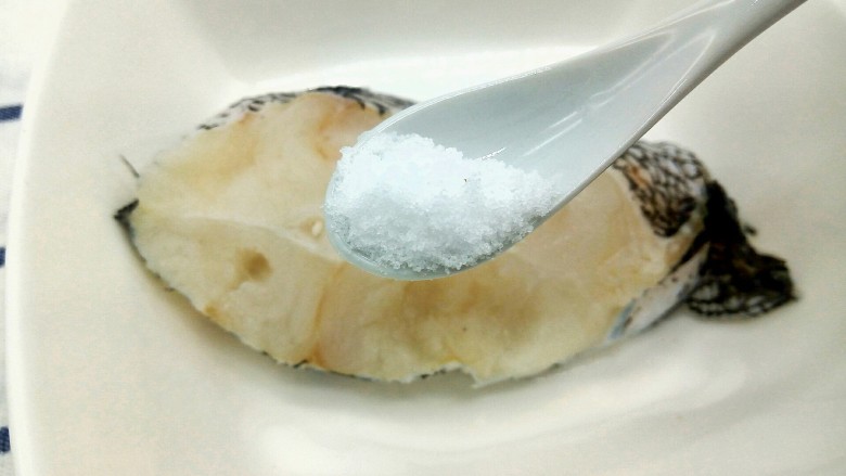 柠香鳕鱼排,.鳕鱼加适量的细盐(最好是用手捏一点点细盐,一点点撒上去,味道会更加均匀)鳕鱼鱼肉细腻,用细盐会融化的更好,