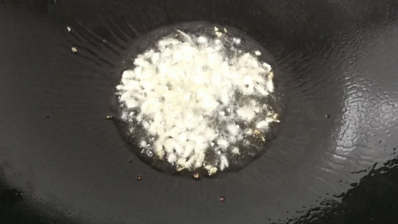 丝瓜荷包蛋汤,锅中再入少许油,放入蒜末煸香