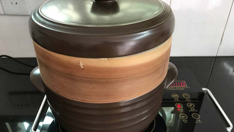 米蛋糕,水开后中火蒸20分钟左右,关火后焖5分钟。