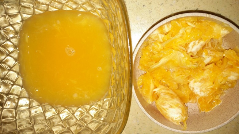 橙汁蛋羹,挤好的汁水过滤也行，不过滤也可以，看想吃的口感。我过滤了