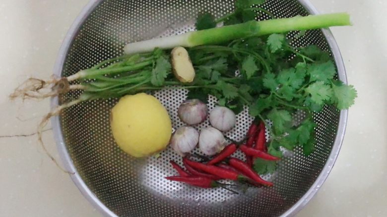 泰式泡凤爪,准备食材,全部如图。