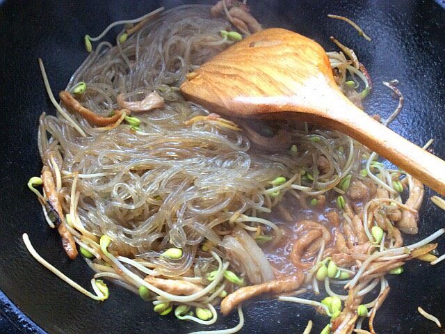 肉丝豆芽炒粉条,在下入红薯粉条翻炒片刻