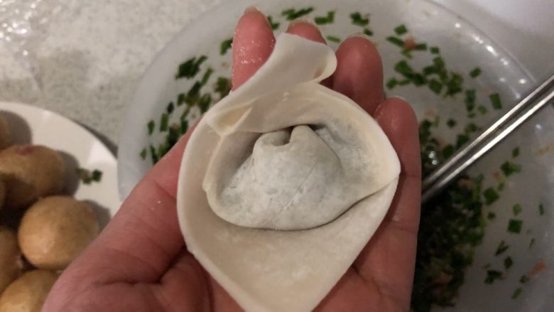 韭菜鲜肉大馄饨,两个角重叠捏起,买的皮可以沾上水容易粘一起