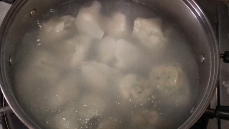 韭菜鲜肉大馄饨,放入馄炖,搅动一下防止粘连,盖上盖子烧开,再次加入一碗凉水,搅动一下,盖上盖子烧开,反复两次即可,一次不可煮太多哦!