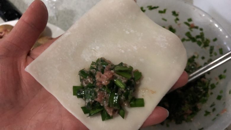 韭菜鲜肉大馄饨,大馄炖皮放手上,一角放上馅