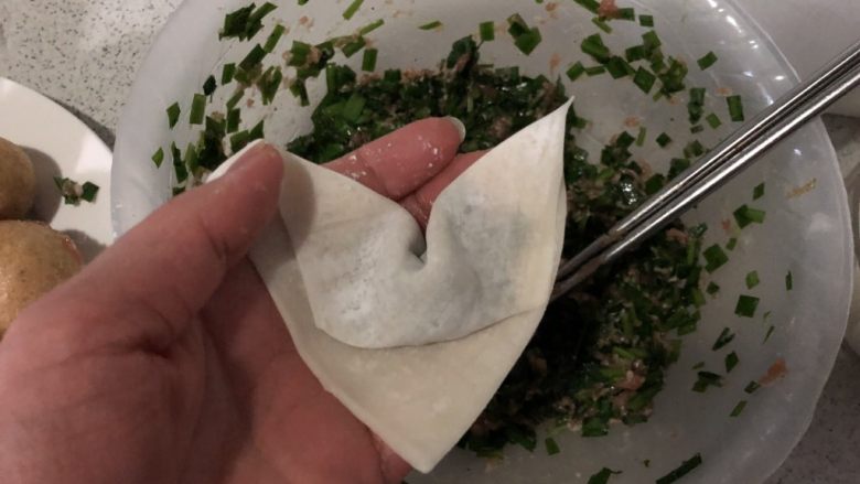 韭菜鲜肉大馄饨,换一个方向,中间窝起