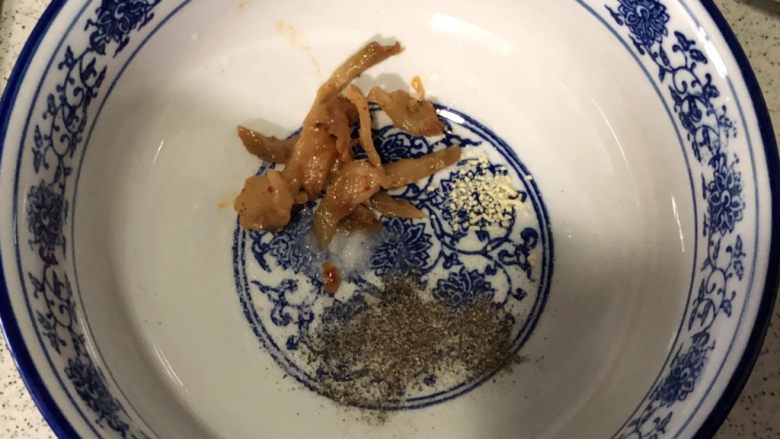 韭菜鲜肉大馄饨,准备一大碗,放调料,我放了黑胡椒粉 、盐、<a style='color:red;display:inline-block;' href='/shicai/ 813'>鸡粉</a>、辣味榨菜
可以根据个人喜好放菜品